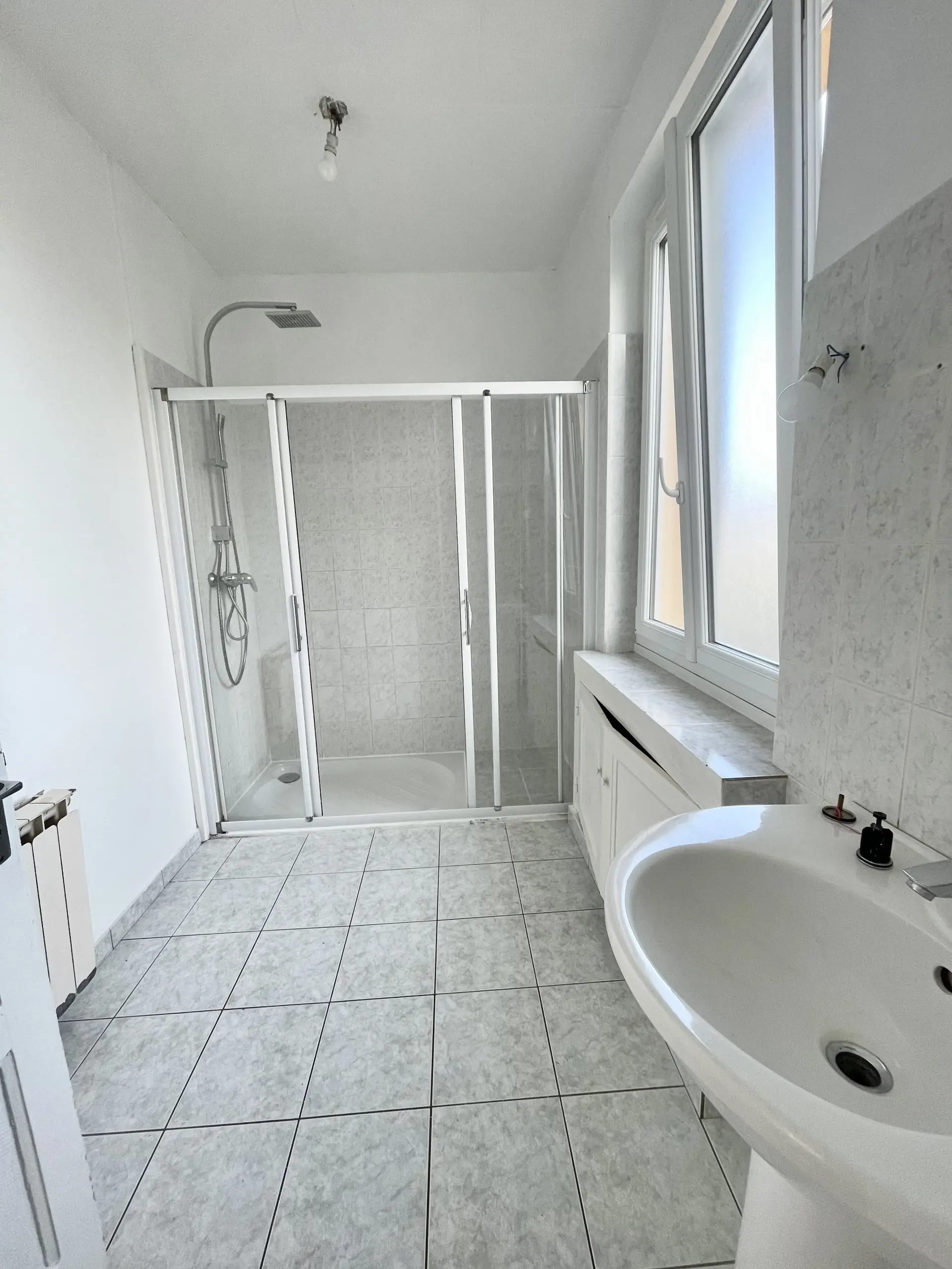 Maison à vendre à GUEUGNON avec 5 chambres, garage et grand terrain clos 