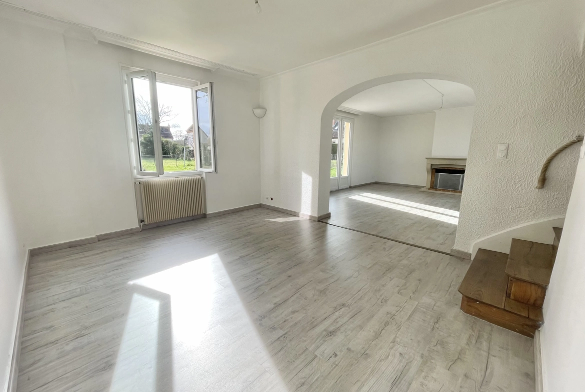 Maison à vendre à GUEUGNON avec 5 chambres, garage et grand terrain clos 