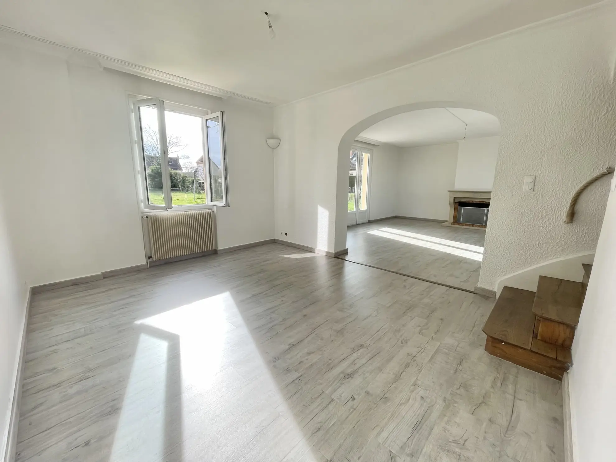 Maison à vendre à GUEUGNON avec 5 chambres, garage et grand terrain clos 