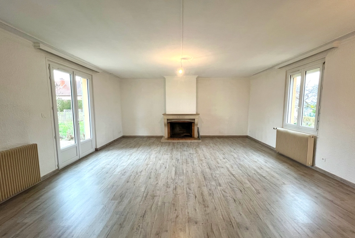 Maison à vendre à GUEUGNON avec 5 chambres, garage et grand terrain clos 