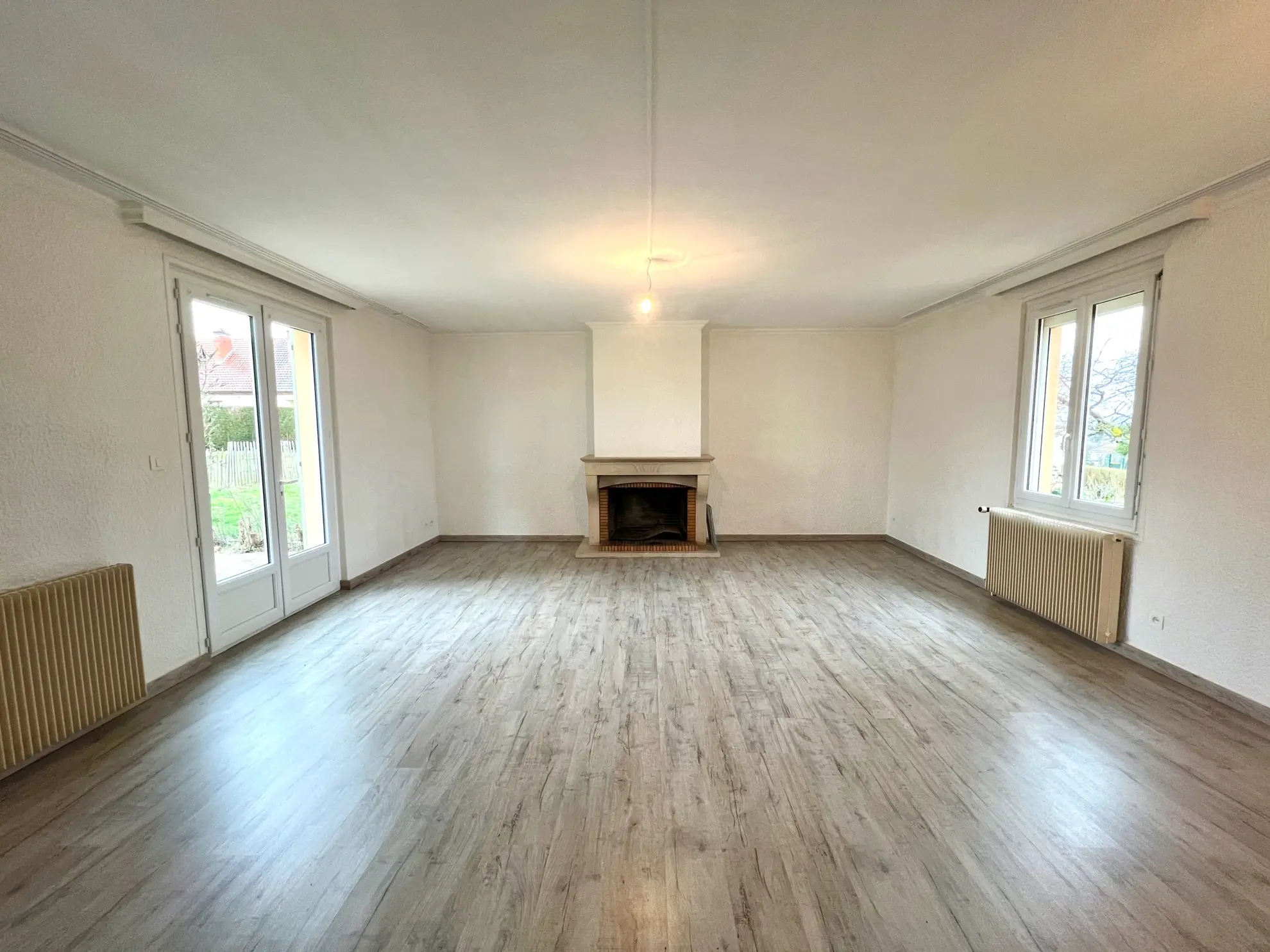 Maison à vendre à GUEUGNON avec 5 chambres, garage et grand terrain clos 