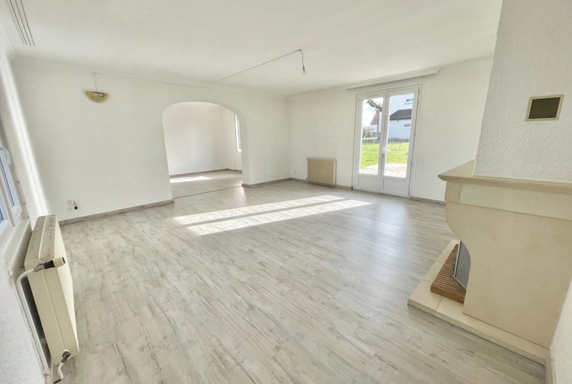 Maison à vendre à GUEUGNON avec 5 chambres, garage et grand terrain clos 