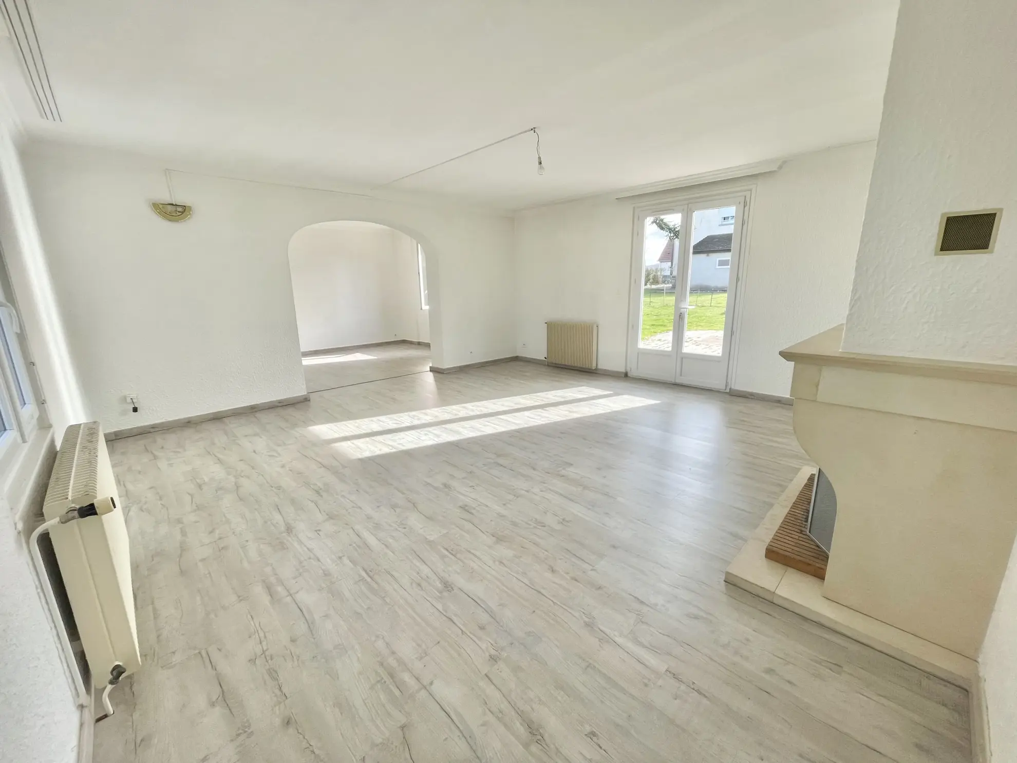 Maison à vendre à GUEUGNON avec 5 chambres, garage et grand terrain clos 