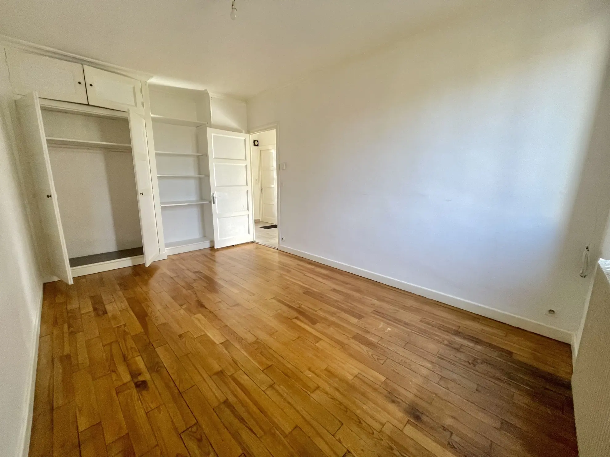 Maison à vendre à GUEUGNON avec 5 chambres, garage et grand terrain clos 