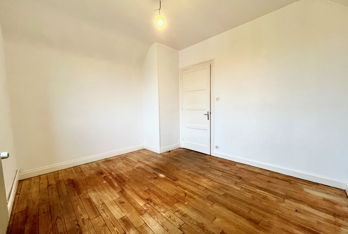 Maison à vendre à GUEUGNON avec 5 chambres, garage et grand terrain clos 