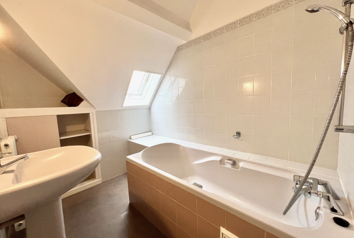 Maison à vendre à GUEUGNON avec 5 chambres, garage et grand terrain clos 