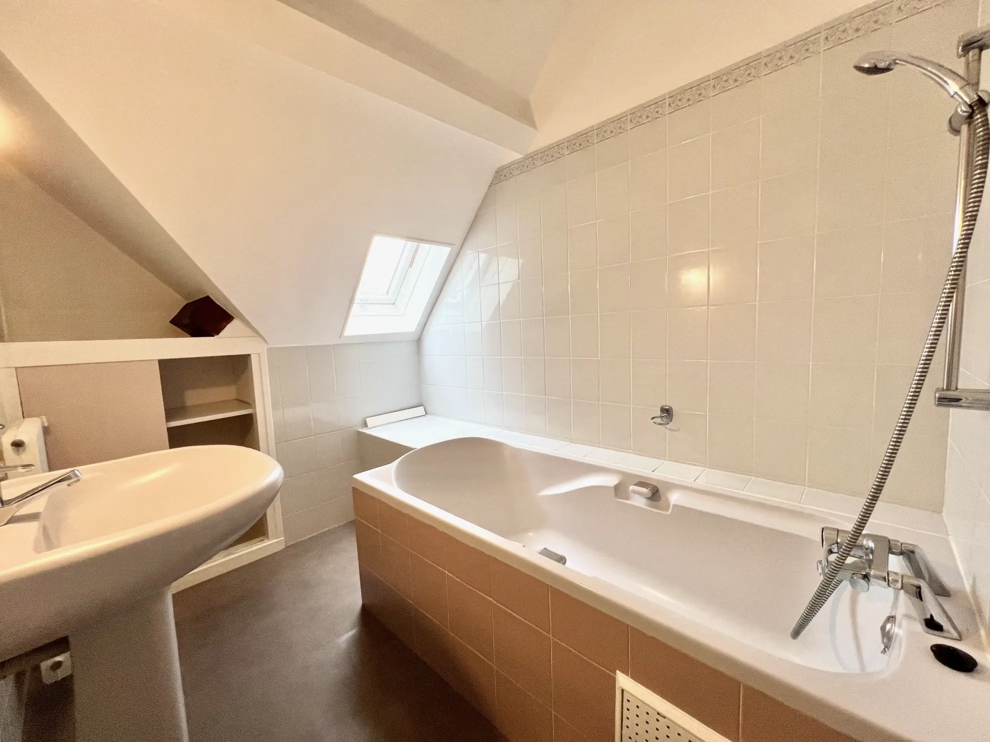 Maison à vendre à GUEUGNON avec 5 chambres, garage et grand terrain clos 