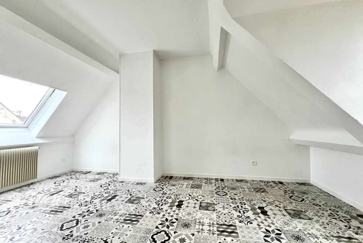 Maison à vendre à GUEUGNON avec 5 chambres, garage et grand terrain clos 
