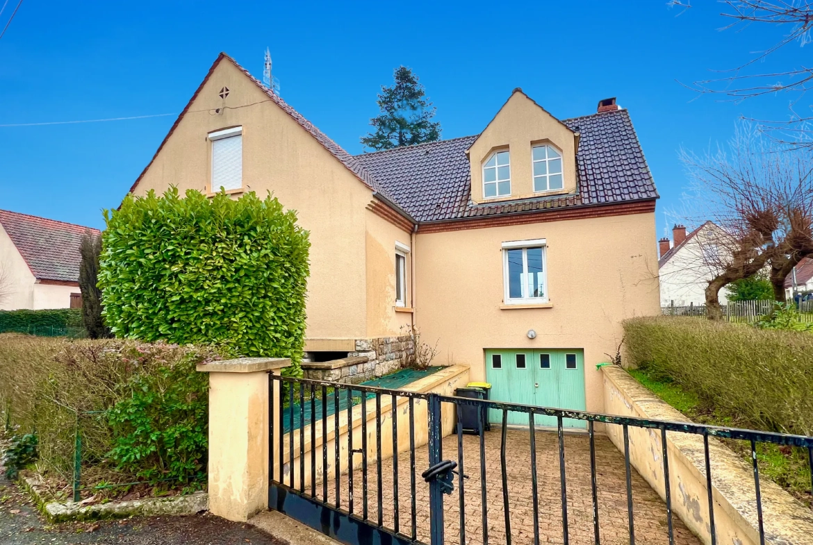 Maison à vendre à GUEUGNON avec 5 chambres, garage et grand terrain clos 