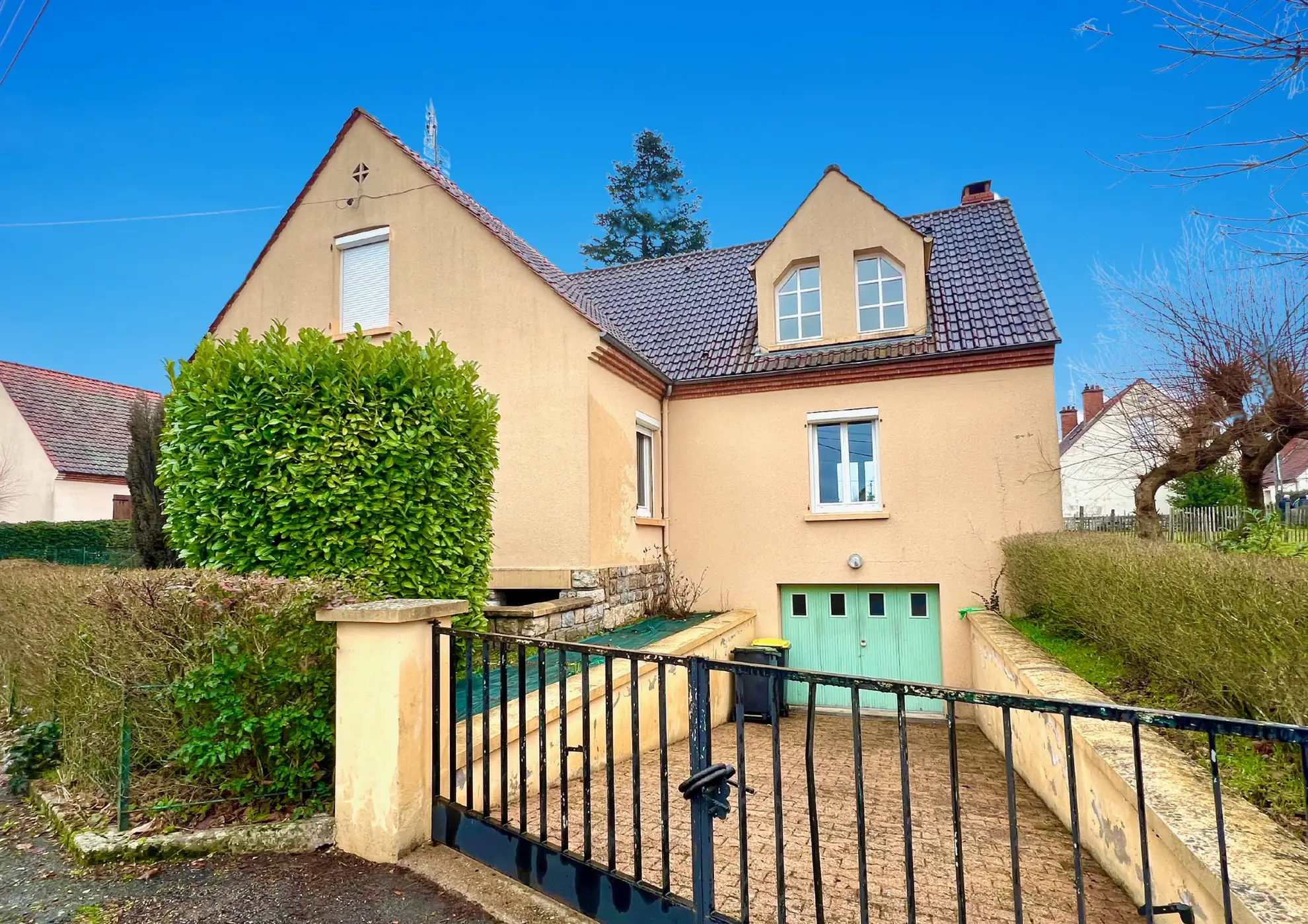 Maison à vendre à GUEUGNON avec 5 chambres, garage et grand terrain clos 