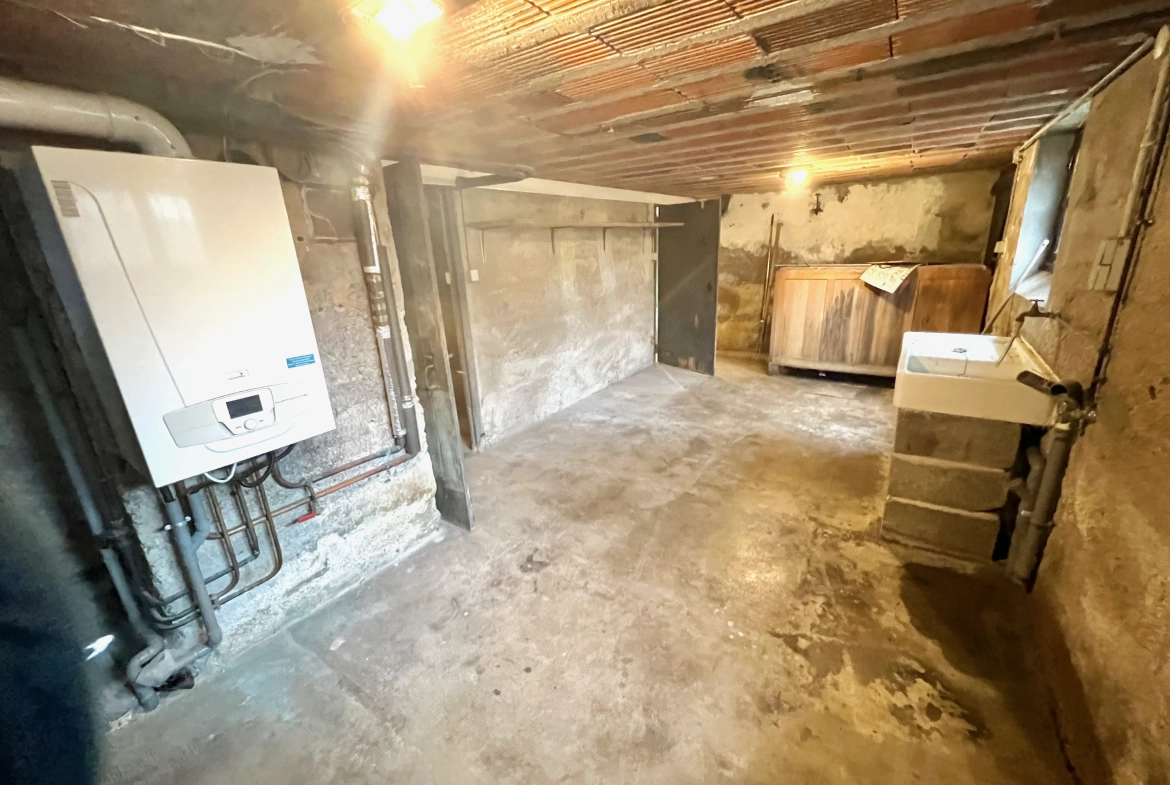 Maison à vendre à GUEUGNON avec 5 chambres, garage et grand terrain clos 