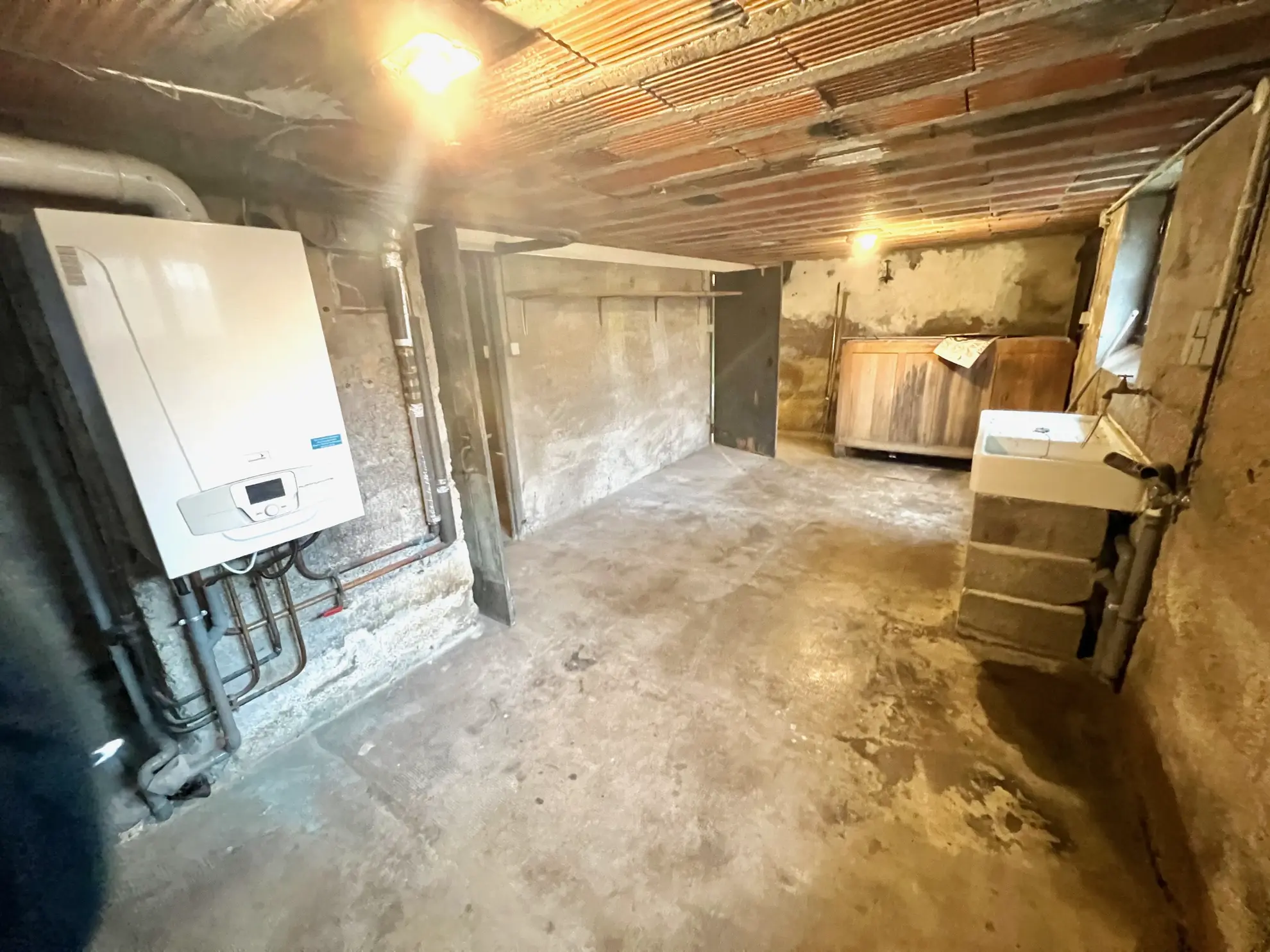 Maison à vendre à GUEUGNON avec 5 chambres, garage et grand terrain clos 
