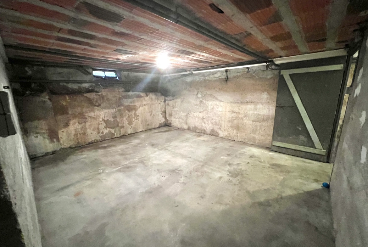 Maison à vendre à GUEUGNON avec 5 chambres, garage et grand terrain clos 