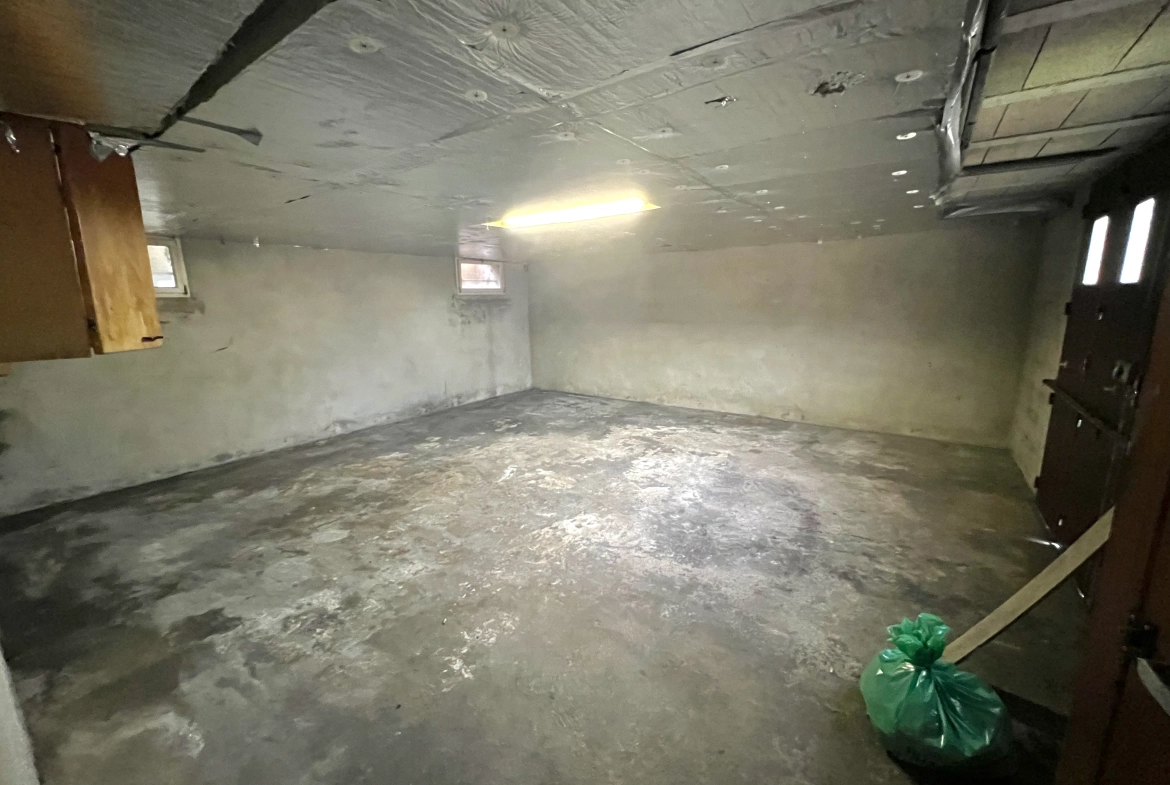 Maison à vendre à GUEUGNON avec 5 chambres, garage et grand terrain clos 