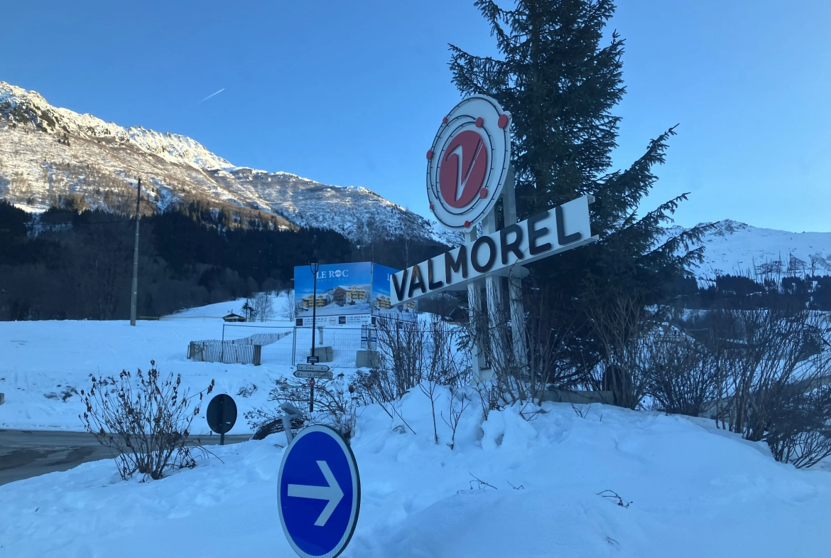 Appartement neuf au pied des pistes à Valmorel avec terrasse et stationnement 