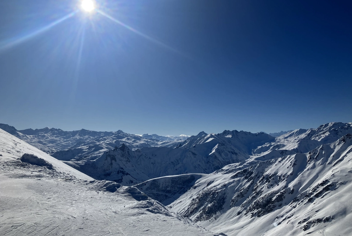 Appartement neuf au pied des pistes à Valmorel avec terrasse et stationnement 