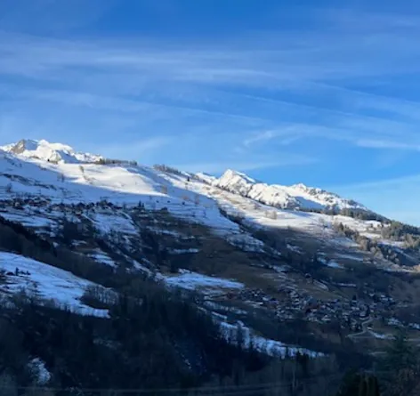 Appartement neuf au pied des pistes à Valmorel avec terrasse et stationnement 