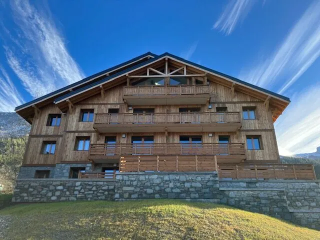 Appartement neuf au pied des pistes à Valmorel avec terrasse et stationnement 