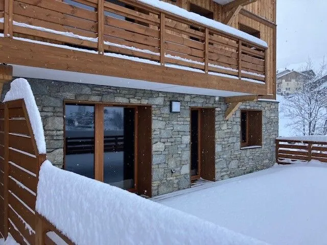 Appartement neuf au pied des pistes à Valmorel avec terrasse et stationnement 