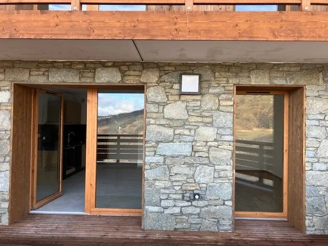 Appartement neuf au pied des pistes à Valmorel avec terrasse et stationnement 