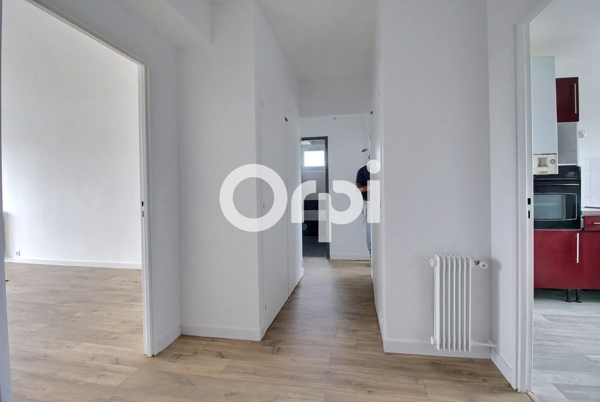 Appartement T4 rénové avec terrasse et parking à Pau 