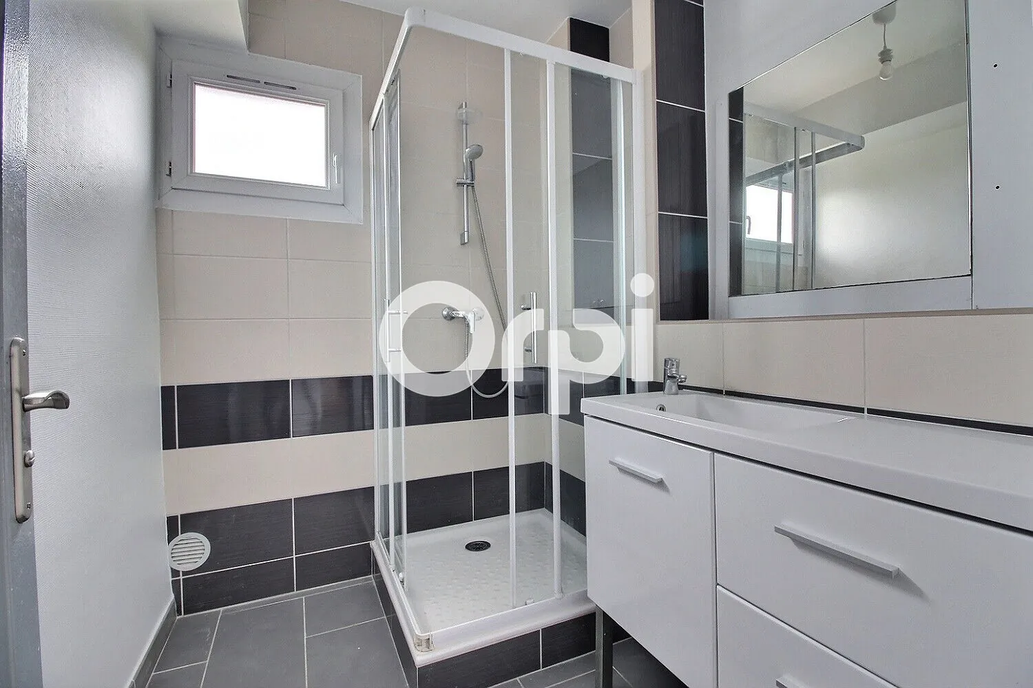 Appartement T4 rénové avec terrasse et parking à Pau 