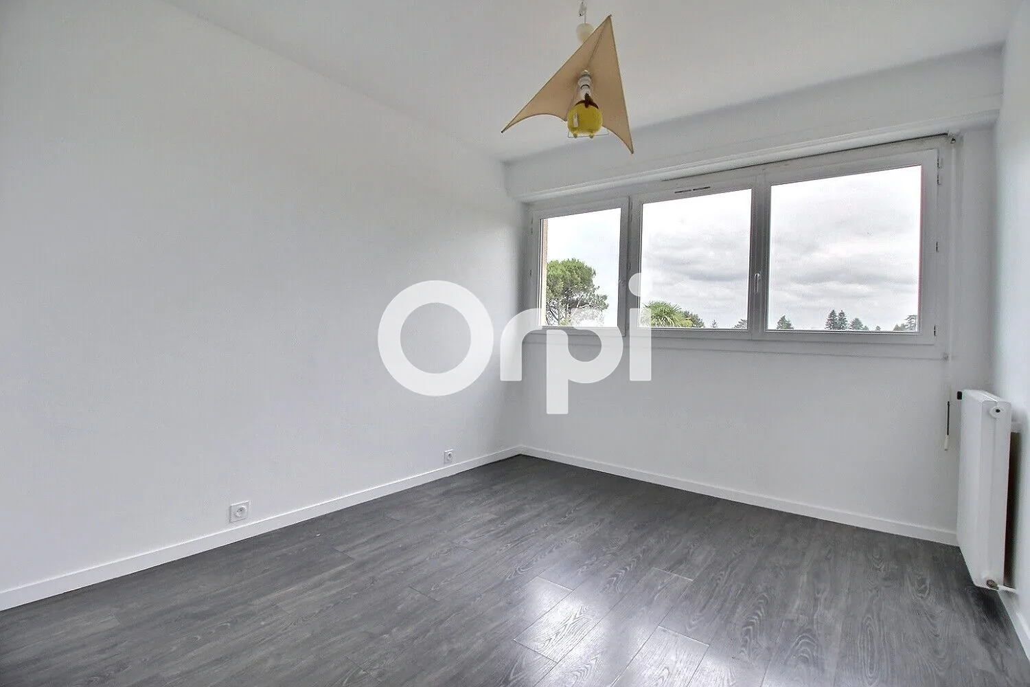 Appartement T4 rénové avec terrasse et parking à Pau 