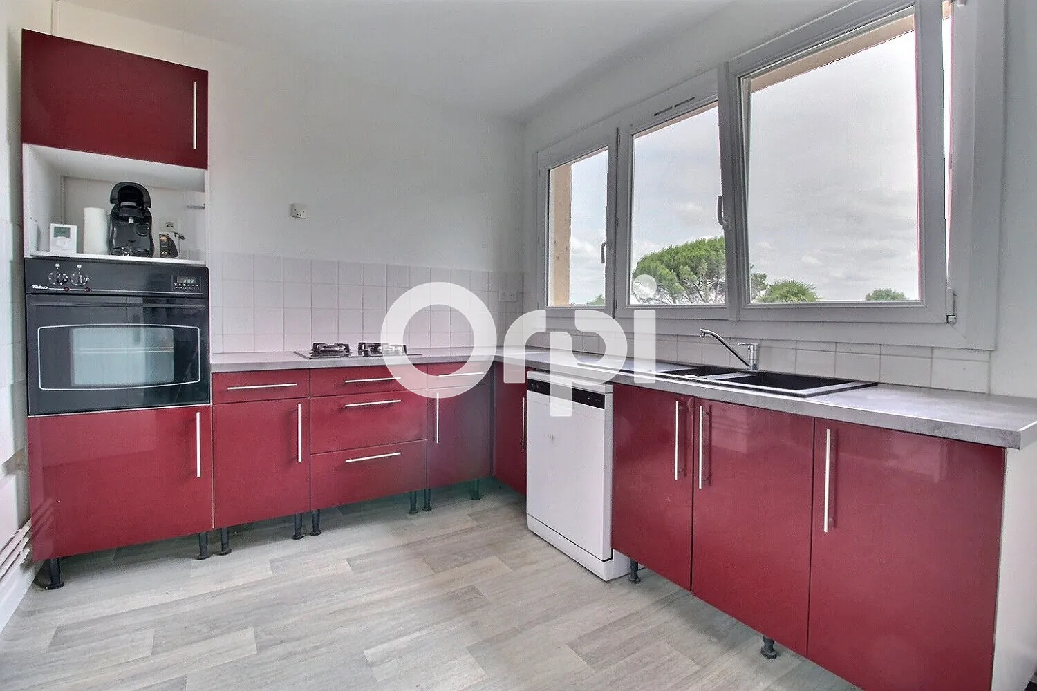 Appartement T4 rénové avec terrasse et parking à Pau 