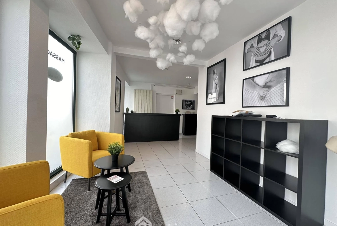 Fonds de commerce 102 m² à Bruyères-et-Montbérault avec cour et parking 