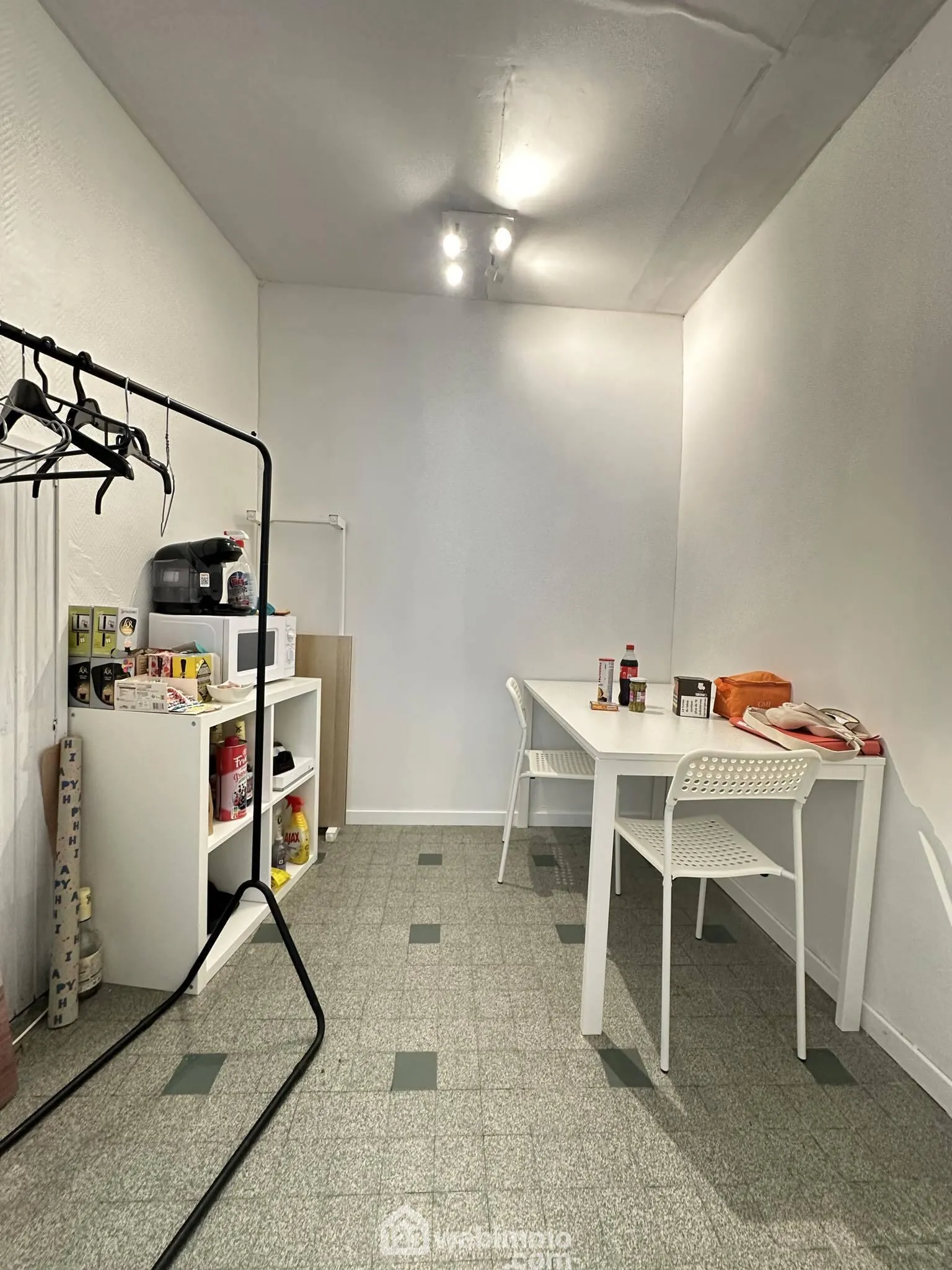 Fonds de commerce 102 m² à Bruyères-et-Montbérault avec cour et parking 