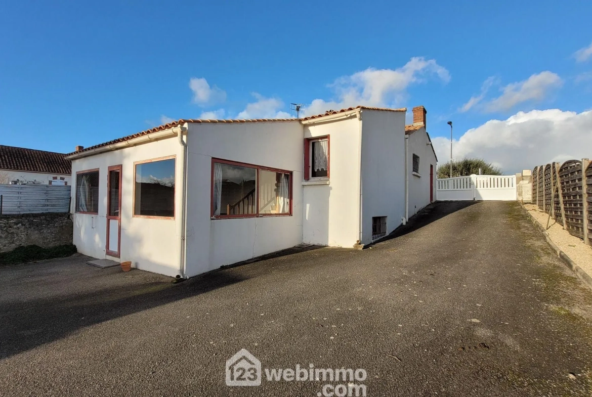 Charmante maison à rénover de 81 m² à Longeville-sur-Mer avec grand terrain 