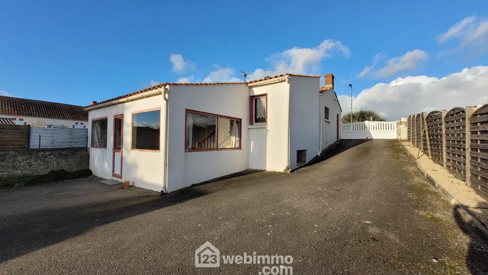 Charmante maison à rénover de 81 m² à Longeville-sur-Mer avec grand terrain 