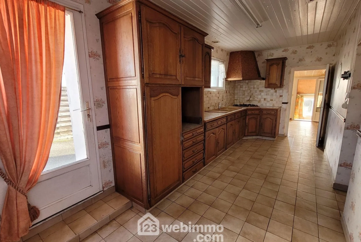 Charmante maison à rénover de 81 m² à Longeville-sur-Mer avec grand terrain 