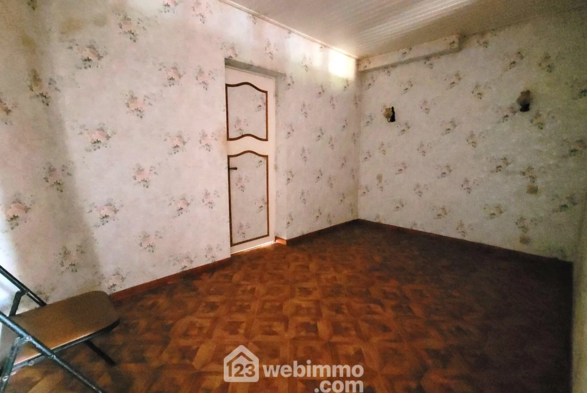 Charmante maison à rénover de 81 m² à Longeville-sur-Mer avec grand terrain 
