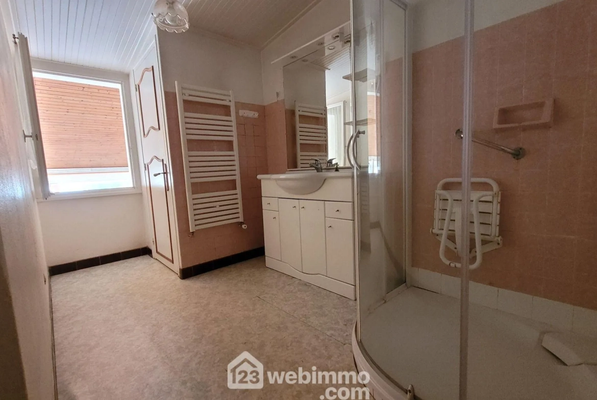 Charmante maison à rénover de 81 m² à Longeville-sur-Mer avec grand terrain 