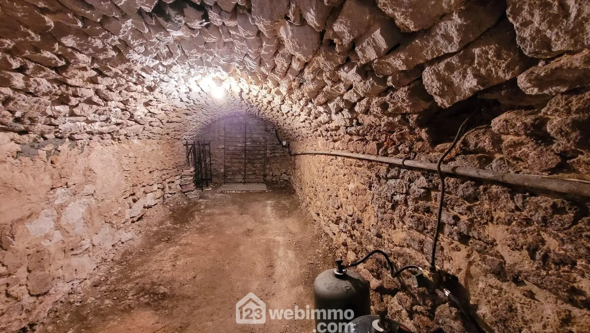 Charmante maison à rénover de 81 m² à Longeville-sur-Mer avec grand terrain 