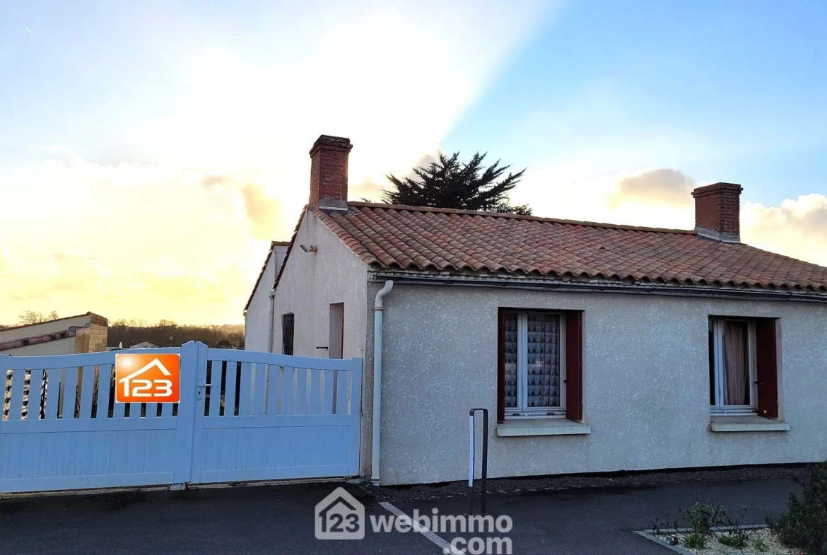 Charmante maison à rénover de 81 m² à Longeville-sur-Mer avec grand terrain 