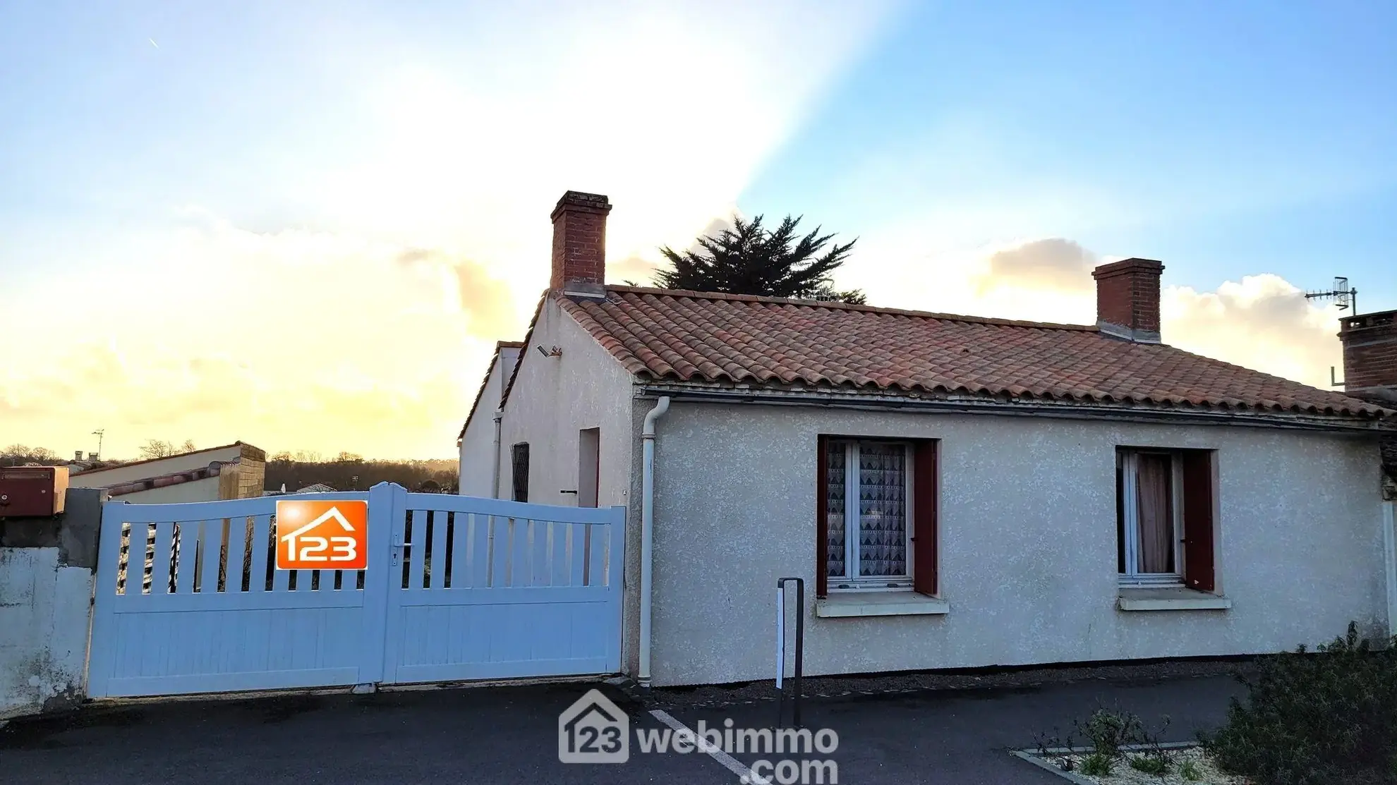 Charmante maison à rénover de 81 m² à Longeville-sur-Mer avec grand terrain 