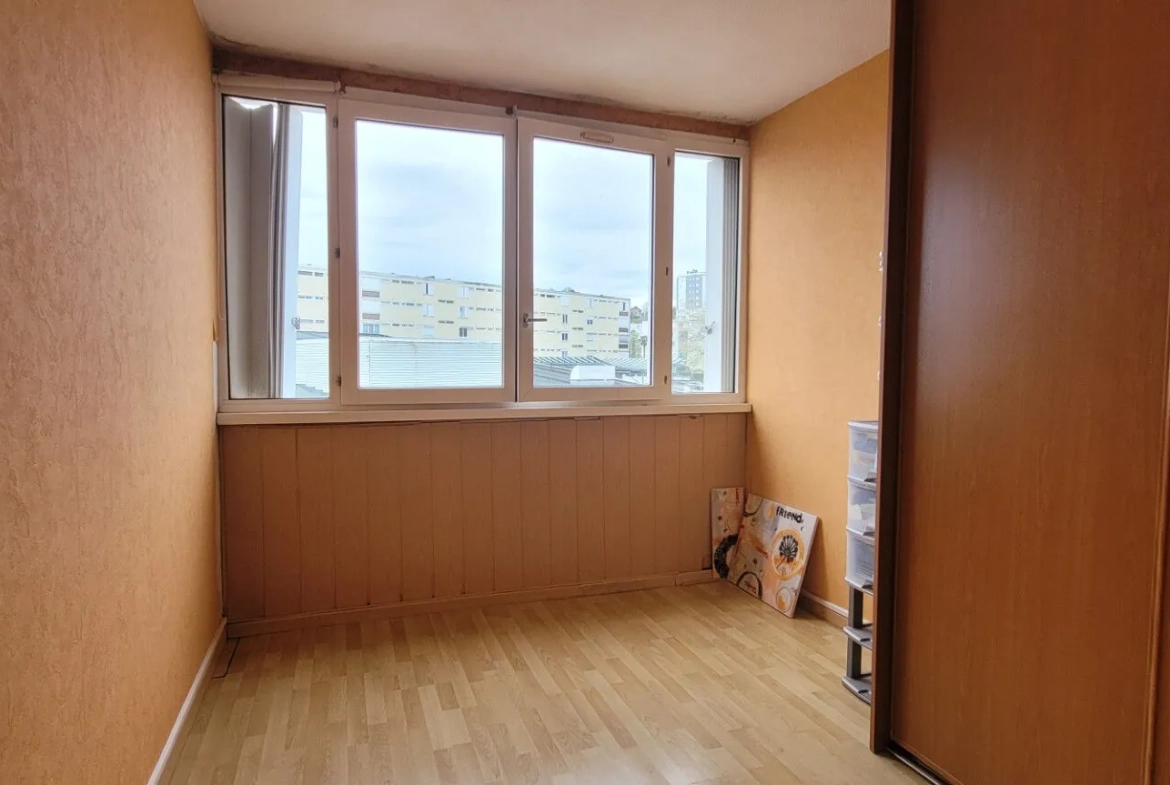 Appartement de 85 m² en centre-ville de Mourenx avec balcon et parking 