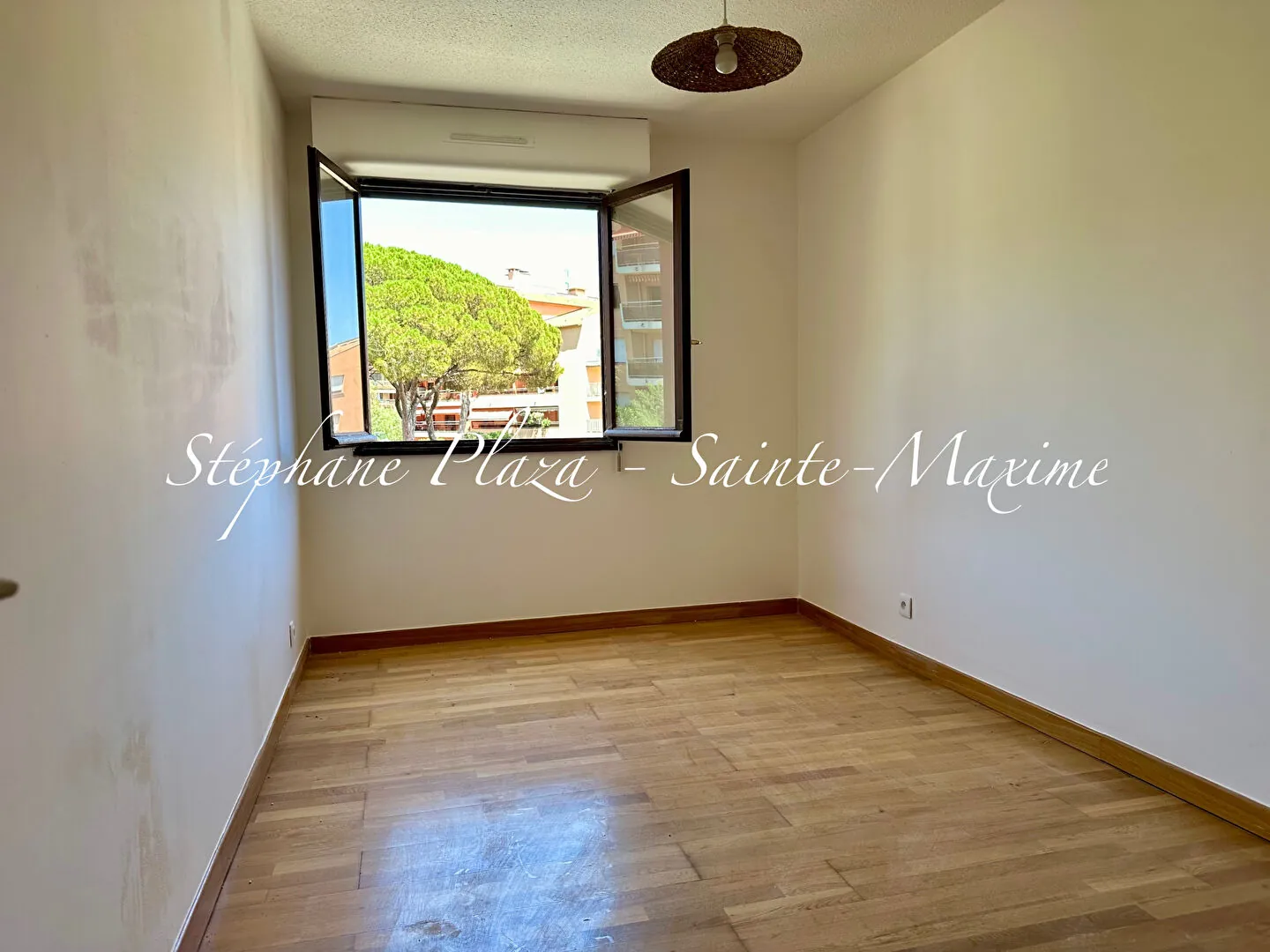 Appartement de 34 m² à Sainte-Maxime proche mer avec parking et cave 