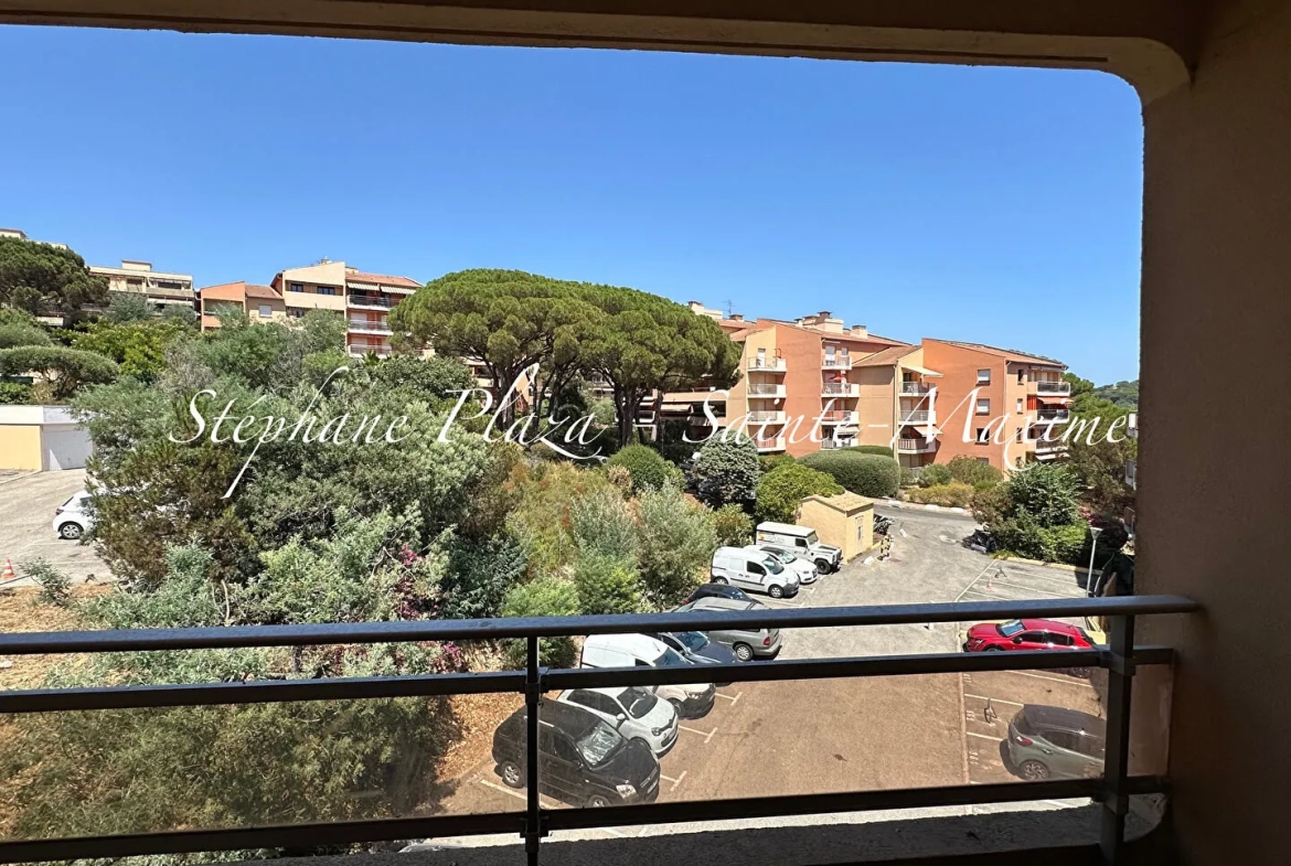 Appartement de 34 m² à Sainte-Maxime proche mer avec parking et cave 