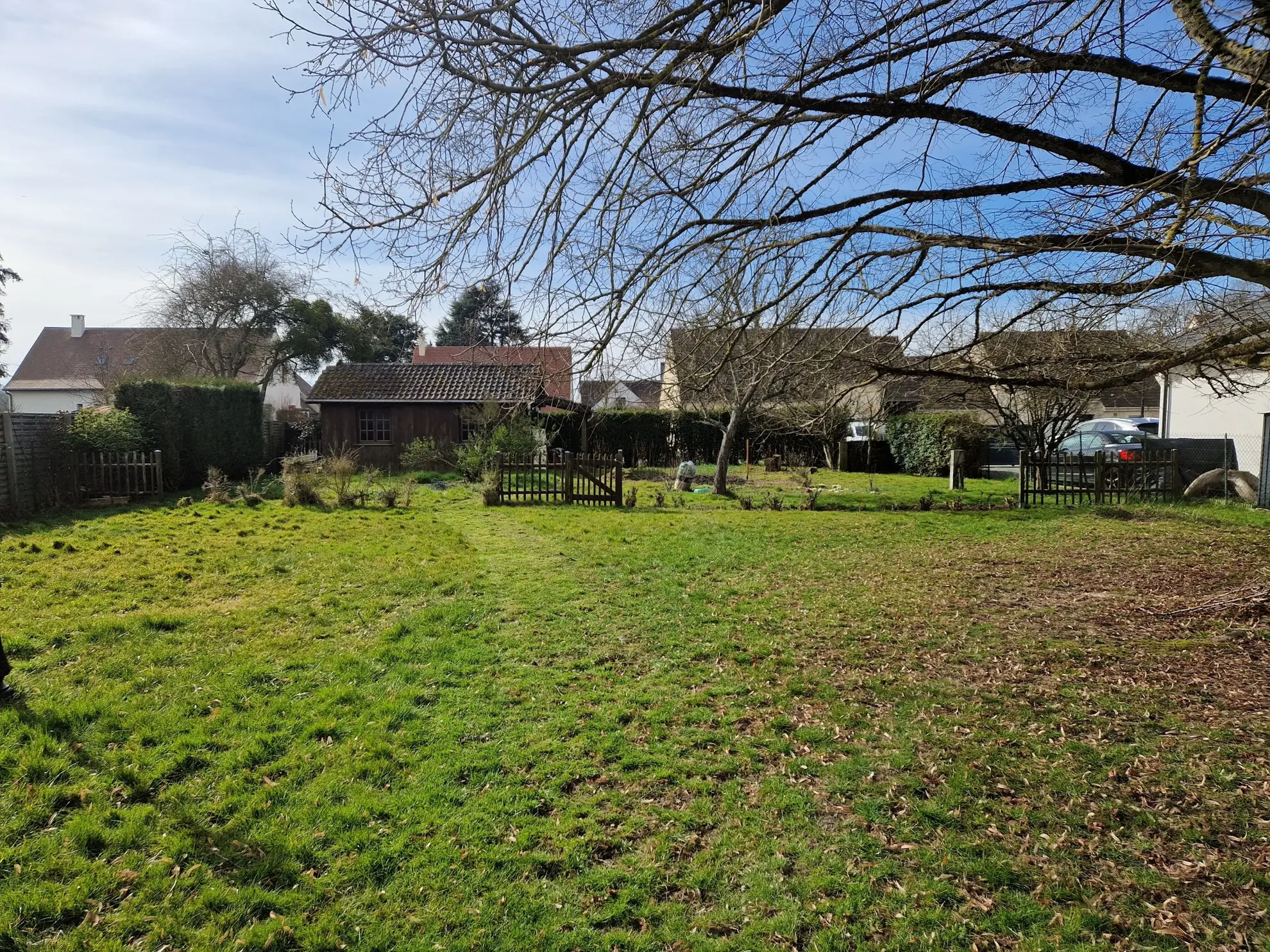 Terrain constructible de 637 m² à Beynes 78, viabilisé et exposé plein sud 