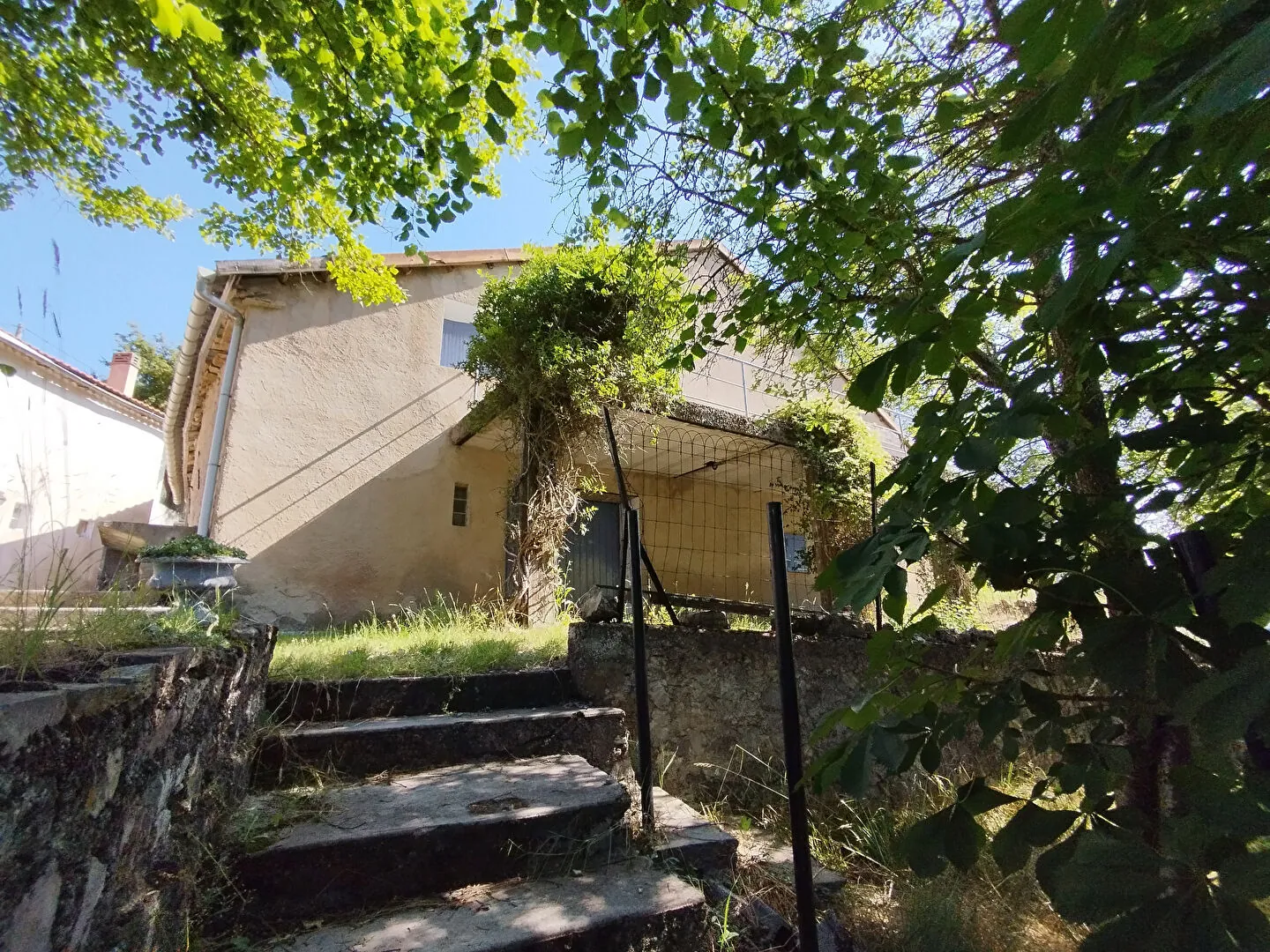Charmante propriété en Drôme Provençale avec potentiel, proche nature et cadre paisible 