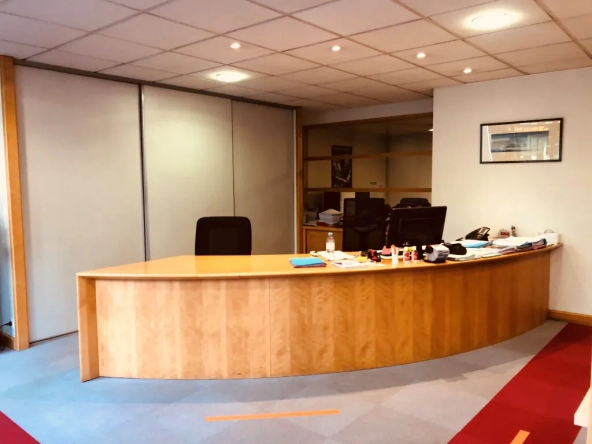 Local commercial à vendre à Pau avec parking privé et grande surface