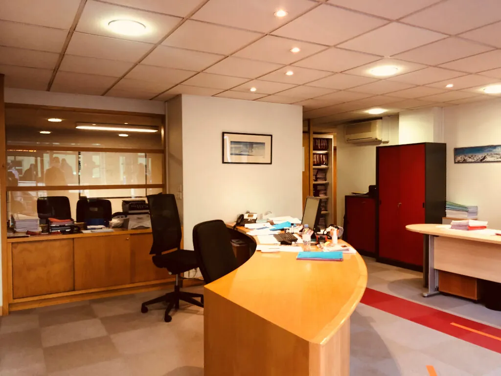 Local commercial à vendre à Pau avec parking privé et grande surface 