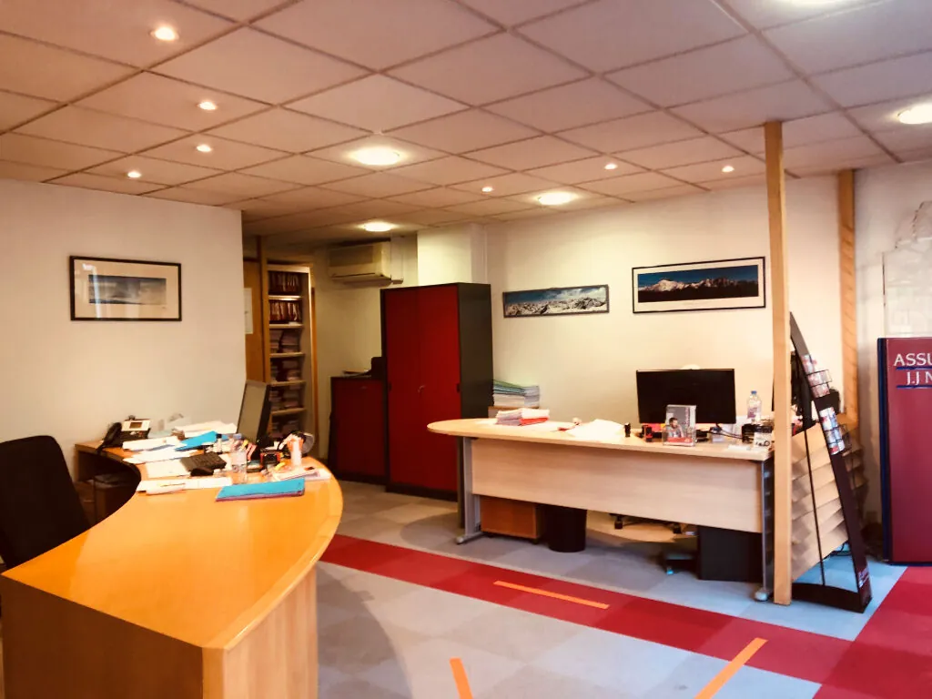 Local commercial à vendre à Pau avec parking privé et grande surface 