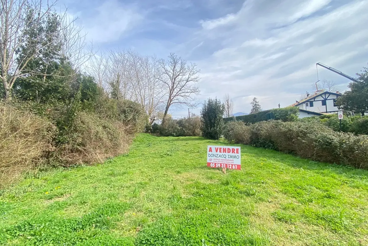 Terrain constructible de 535 m² avec vue montagne à Bassussarry 