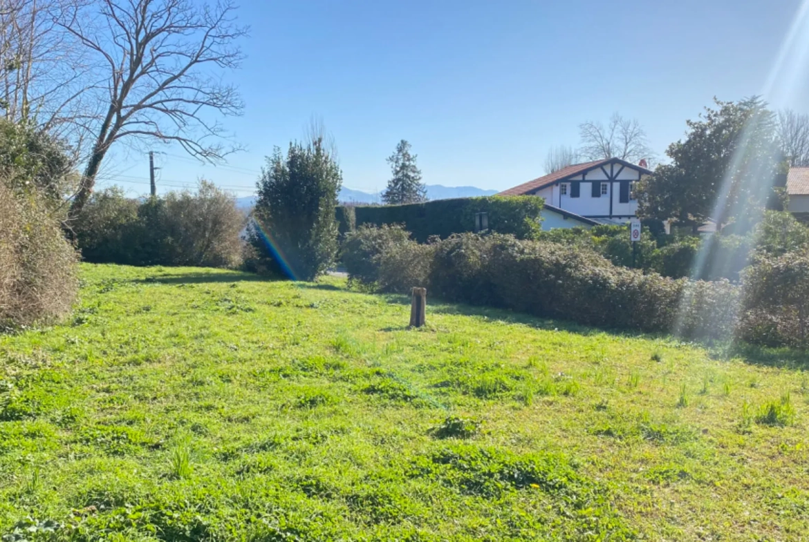 Terrain constructible de 535 m² avec vue montagne à Bassussarry 