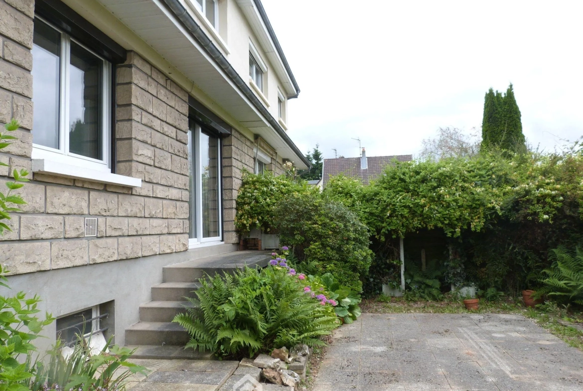 Maison de 93m² à Bihorel avec jardin, garage et sous-sol complet 