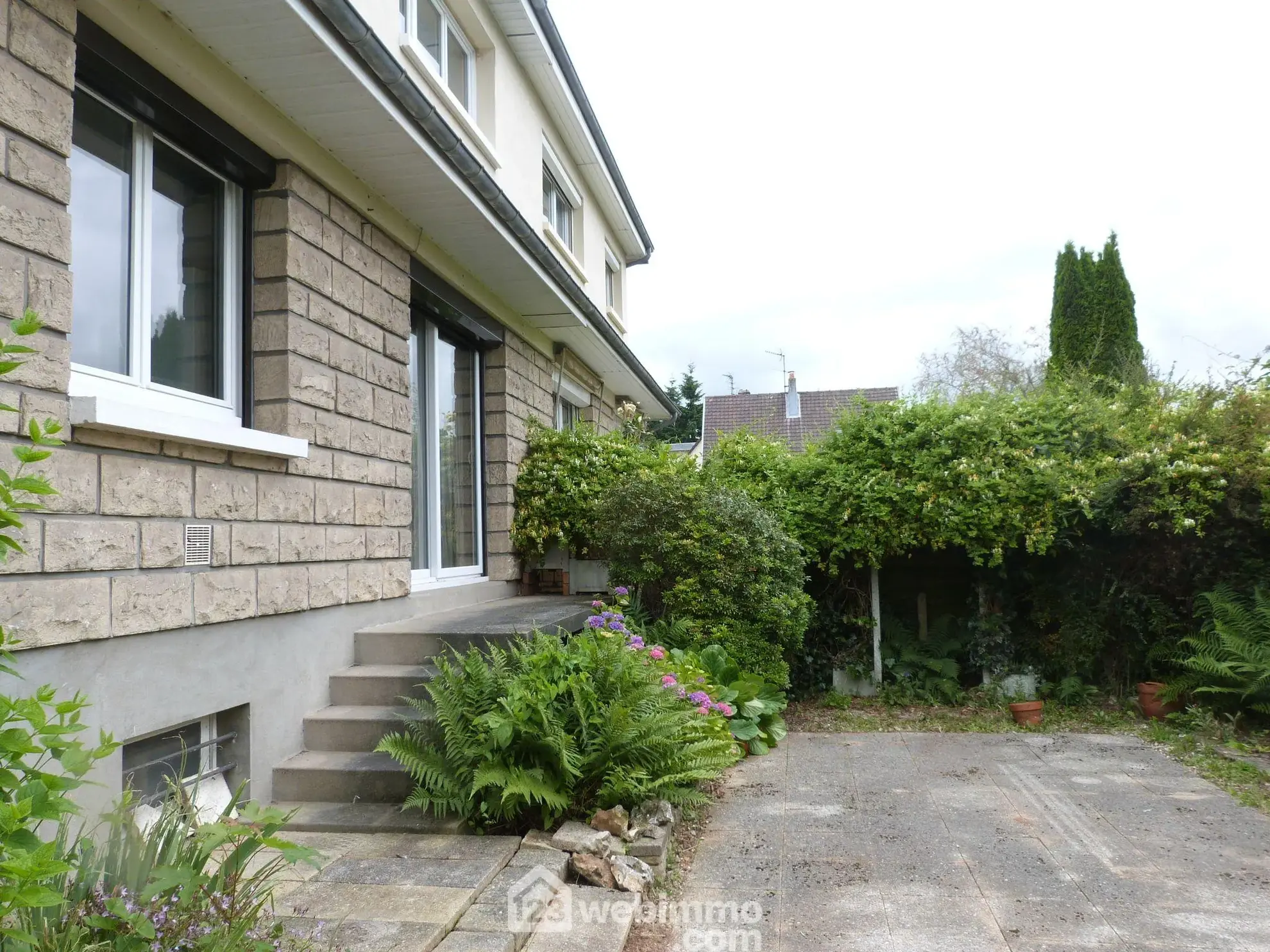 Maison de 93m² à Bihorel avec jardin, garage et sous-sol complet 